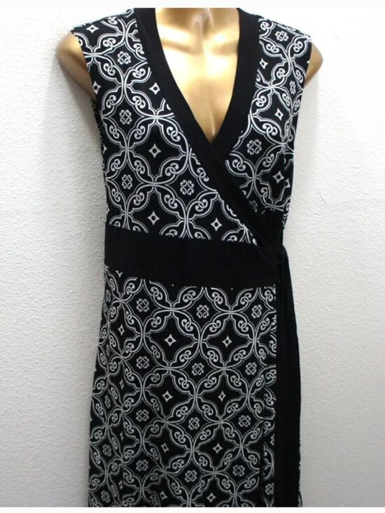 White House Black Market Dresses & Skirts - White House Black Market Wrap A Round Dress size L